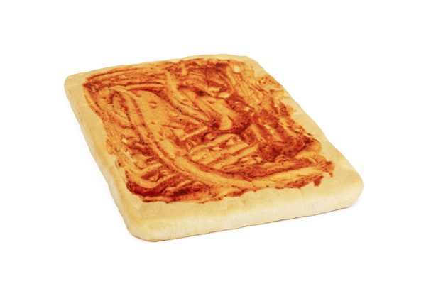 Plancha de pre pizza con tomate
